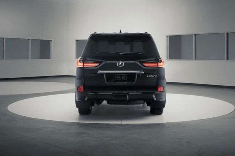 Chưa hết, LX Inspiration Series 2019 còn có gói an toàn Lexus Safety System+ tiêu chuẩn, bao gồm hệ thống ngăn ngừa va chạm sớm với tính năng phát hiện người đi bộ, cảnh báo chuyển làn đường, kiểm soát hành trình bằng radar, đèn pha thông minh, phát hiện điểm mù và cảnh báo phương tiện cắt ngang khi lùi.