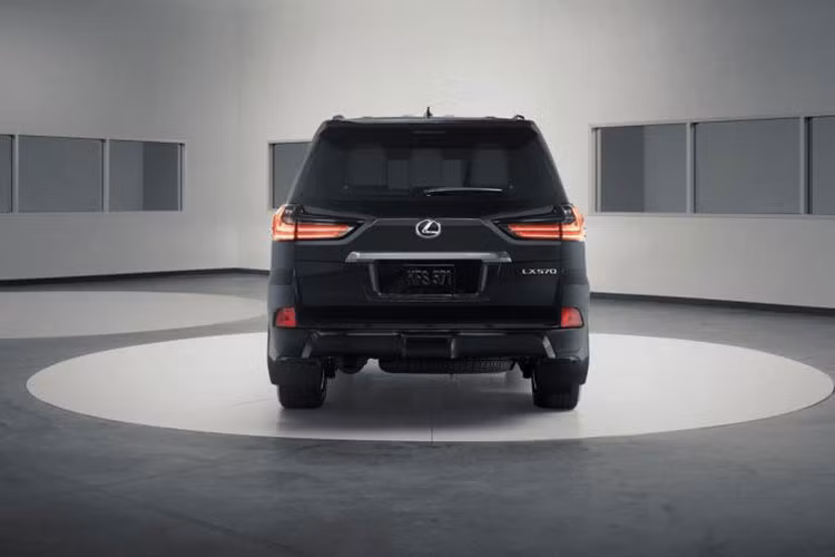 Chưa hết, LX Inspiration Series 2019 còn có gói an toàn Lexus Safety System+ tiêu chuẩn, bao gồm hệ thống ngăn ngừa va chạm sớm với tính năng phát hiện người đi bộ, cảnh báo chuyển làn đường, kiểm soát hành trình bằng radar, đèn pha thông minh, phát hiện điểm mù và cảnh báo phương tiện cắt ngang khi lùi.