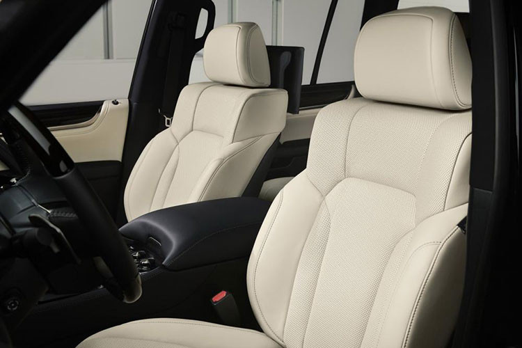 Bên trong Lexus LX Inspiration Series 2019 xuất hiện trần xe màu đen, tương phản với chất liệu da bọc ghế Semi-Aniline màu trắng Moonlight White. Ngoài ra, xe còn được bổ sung thảm sàn, thảm khoang hành lý và túi đựng chìa khóa dành riêng.