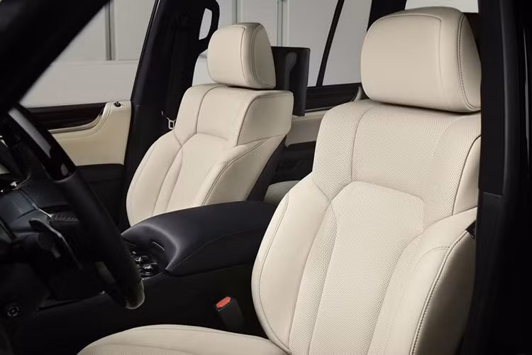 Bên trong Lexus LX Inspiration Series 2019 xuất hiện trần xe màu đen, tương phản với chất liệu da bọc ghế Semi-Aniline màu trắng Moonlight White. Ngoài ra, xe còn được bổ sung thảm sàn, thảm khoang hành lý và túi đựng chìa khóa dành riêng.