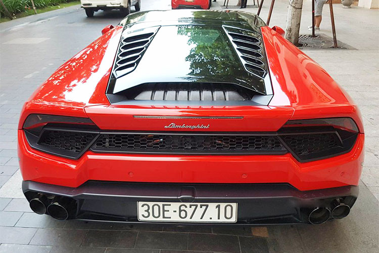 Đáng chú ý trên mẫu xe này là hệ thống treo đã được làm mới nhờ vào các lò xo cùng các thanh chống lật. Độ cứng lò xo của Lamborghini Huracan LP 580-2 cũng tăng thêm 50% so với mẫu Gallardo LP 550-2.