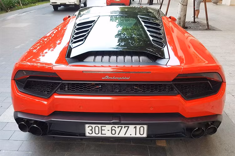 Đáng chú ý trên mẫu xe này là hệ thống treo đã được làm mới nhờ vào các lò xo cùng các thanh chống lật. Độ cứng lò xo của Lamborghini Huracan LP 580-2 cũng tăng thêm 50% so với mẫu Gallardo LP 550-2.