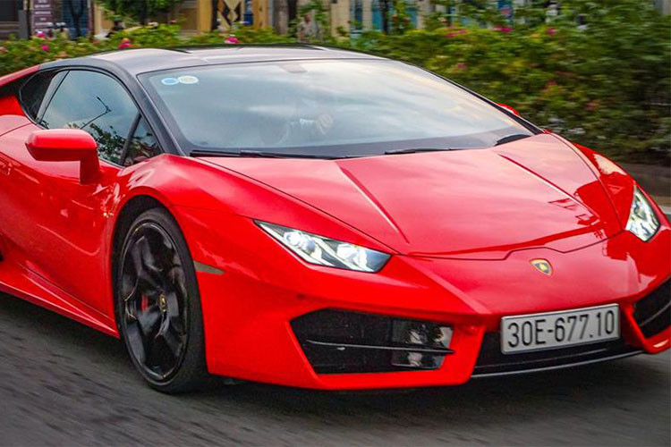 Huracan LP580-2 sở hữu khối động cơ V10, dung tích 5,2L giảm công suất từ 610 mã lực xuống còn 580 mã lực, đi kèm hộp số 7 cấp. Xe có khả năng tăng tốc từ 0-100 km/h trong 3,4 giây, tốc độ tối đa là 320 km/h.