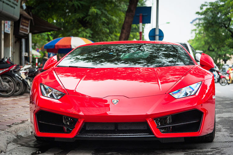 Được đưa về Hà Nội theo dạng nhập khẩu chính hãng từ năm 2016, siêu xe Lamborghini Huracan LP580-2 cũng được thay đổi một số chi tiết so với Huracan nguyên bản. Phần đầu xe mạnh mẽ hơn với 2 hút gió được mở rộng, đuôi xe cũng thay đổi đôi chút.