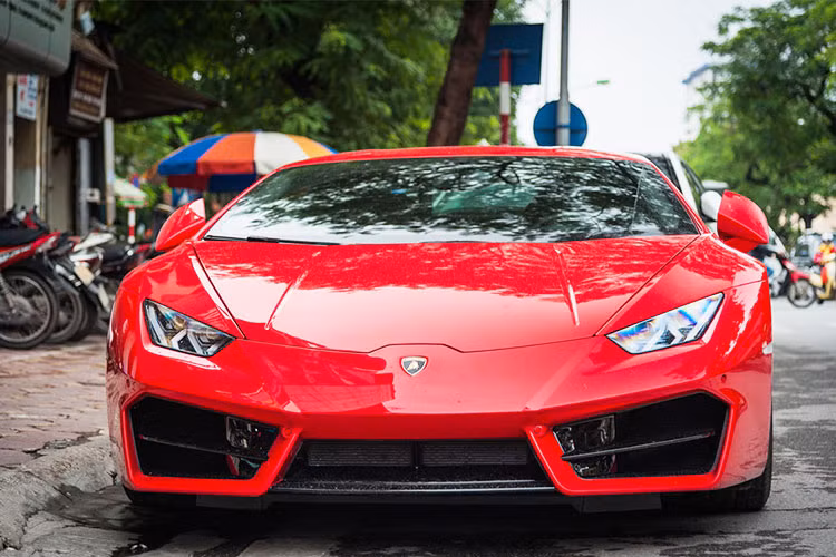 Được đưa về Hà Nội theo dạng nhập khẩu chính hãng từ năm 2016, siêu xe Lamborghini Huracan LP580-2 cũng được thay đổi một số chi tiết so với Huracan nguyên bản. Phần đầu xe mạnh mẽ hơn với 2 hút gió được mở rộng, đuôi xe cũng thay đổi đôi chút.