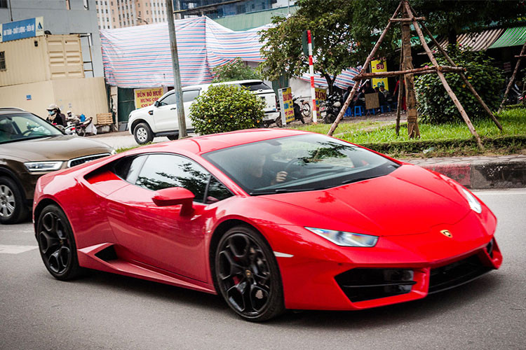 Trong khi đó tại thị trường Việt Nam, sau ngày 1/7/2016, giá siêu xe Huracan LP580-2 được hãng xe Lamborghini công bố ở mức 19.899 tỷ đồng. Tuy nhiên mức giá chính hãng hiện nay lên tới hơn 20 tỷ đồng.