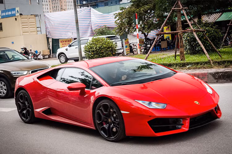 Trong khi đó tại thị trường Việt Nam, sau ngày 1/7/2016, giá siêu xe Huracan LP580-2 được hãng xe Lamborghini công bố ở mức 19.899 tỷ đồng. Tuy nhiên mức giá chính hãng hiện nay lên tới hơn 20 tỷ đồng.