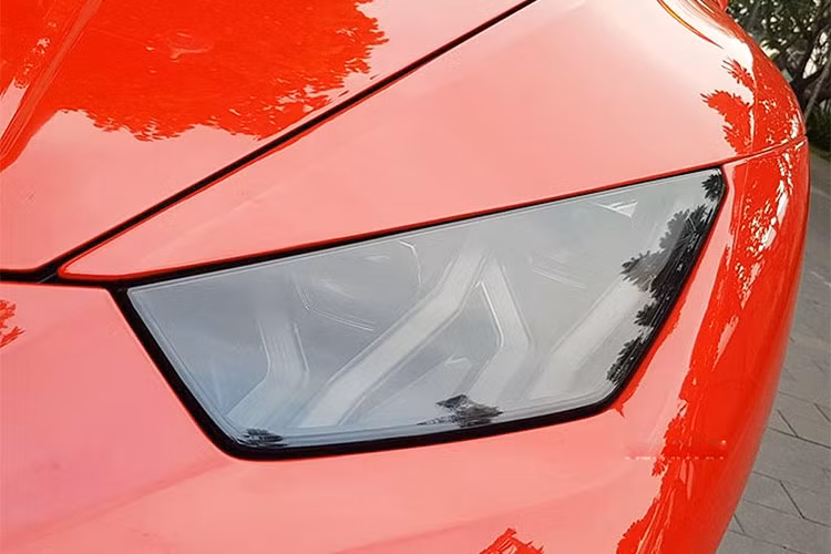 Một điểm thuận lợi của phiên bản Lamborghini Huracan LP580-2 đương nhiên là hệ thống dẫn động cầu sau và nhờ vào sự thay đổi này, khối lượng của chiếc xe thể thao thương hiệu Ý cũng giảm xuống 33 kg.