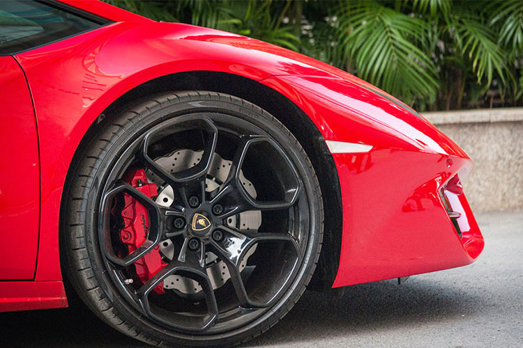 Bên trong nội thất của Huracan LP580-2 cũng không có nhiều khác biệt so với "đàn anh" LP610-4, nó chỉ được bổ sung thêm hệ thống thông tin giải trí Lamborghini Infotainment System II thế hệ mới. Ngoài ra, khách hàng có được tùy chọn cá nhân hóa Ad Personam với màu sắc phối hợp tùy thuộc vào ý người mua.