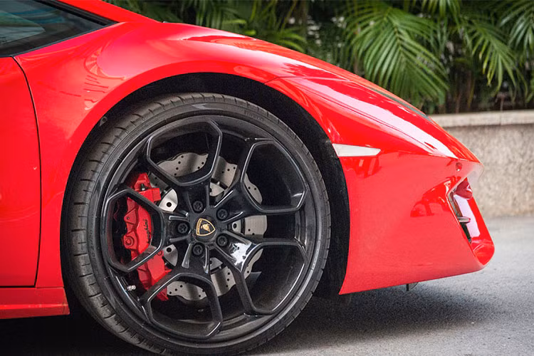 Bên trong nội thất của Huracan LP580-2 cũng không có nhiều khác biệt so với "đàn anh" LP610-4, nó chỉ được bổ sung thêm hệ thống thông tin giải trí Lamborghini Infotainment System II thế hệ mới. Ngoài ra, khách hàng có được tùy chọn cá nhân hóa Ad Personam với màu sắc phối hợp tùy thuộc vào ý người mua.