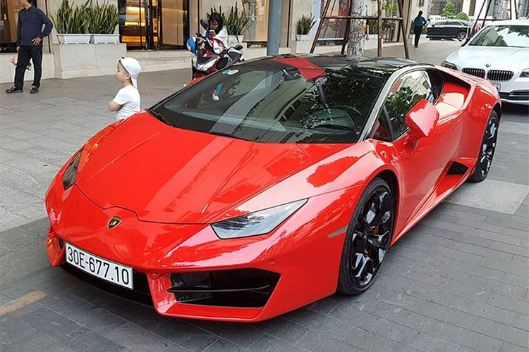 Siêu xe Lamborghini Huracan LP580-2 chính hãng đầu tiên tại Việt Nam mang màu ngoại thất Rosso Mars nổi bật. So với LP610-4, ngoại hình của Huracan LP580-2 chỉ khác biệt ở một số chi tiết ngoại thất.