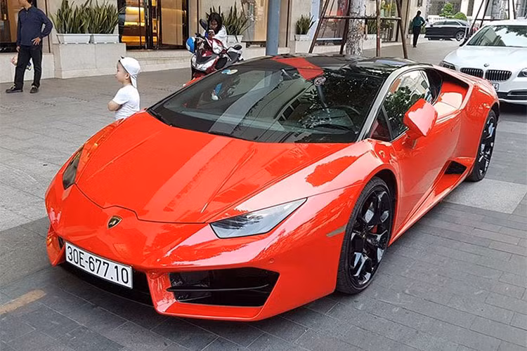 Siêu xe Lamborghini Huracan LP580-2 chính hãng đầu tiên tại Việt Nam mang màu ngoại thất Rosso Mars nổi bật. So với LP610-4, ngoại hình của Huracan LP580-2 chỉ khác biệt ở một số chi tiết ngoại thất.