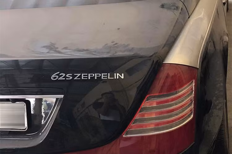 Có vẻ như, chiếc xe siêu sang Maybach này đã định cư tại hầm để xe này khá lâu nên ngoại thất mới đóng bụi dày đặc đến như vậy. Điều đáng chú ý, chiếc Maybach phủ bụi tại Hà Nội có ngoại thất tương đồng với bản 62S Zeppelin vốn chỉ có 100 chiếc được sản xuất trên thế giới.