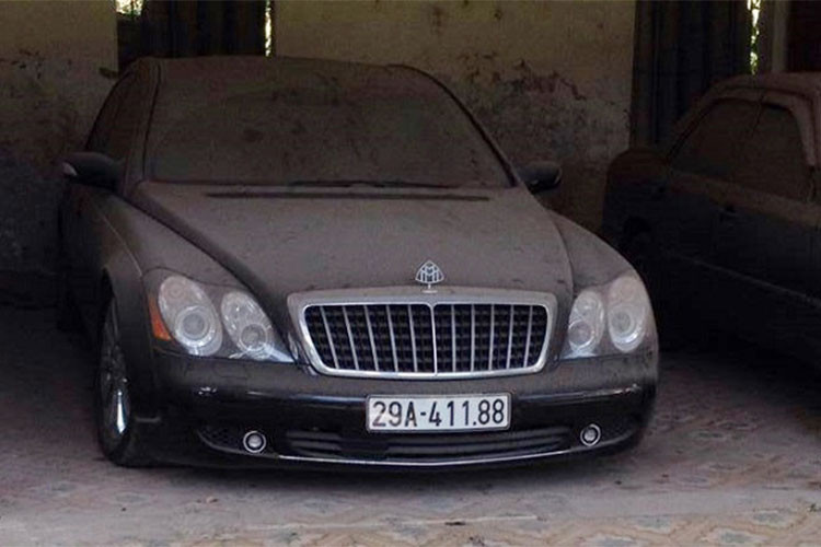 Đây không phải là trường hợp đầu tiên mà một chiếc Maybach tại Việt Nam bị bắt gặp với ngoại thất đóng bụi dày đặc. Trước đó hình ảnh chiếc xe siêu sang Maybach 57S, “xế cưng” của trùm xã hội đen Minh "Sâm" có giá lên đến hàng chục tỷ đồng sau khi bị thu giữ cũng đã bị bỏ xó "nằm kho" cũng khiến nhiều người yêu xe tiếc nuối.