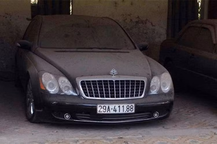 Đây không phải là trường hợp đầu tiên mà một chiếc Maybach tại Việt Nam bị bắt gặp với ngoại thất đóng bụi dày đặc. Trước đó hình ảnh chiếc xe siêu sang Maybach 57S, “xế cưng” của trùm xã hội đen Minh "Sâm" có giá lên đến hàng chục tỷ đồng sau khi bị thu giữ cũng đã bị bỏ xó "nằm kho" cũng khiến nhiều người yêu xe tiếc nuối.