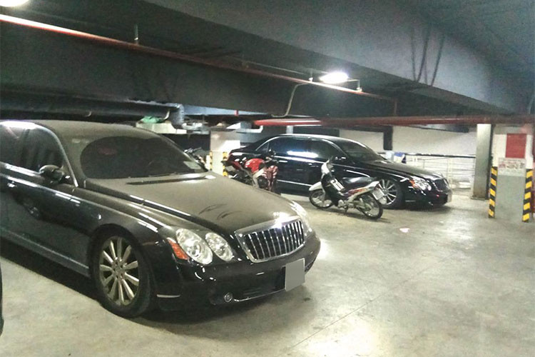 Loạt hình ảnh chiếc xe siêu sang Maybach nằm phủ bụi tại một garage ở Hà Nội, mới đây khi xuất hiện trên mạng xã hội đã khiến không ít người mê xe xót xa. Được biết chiếc xe sang "hàng hiếm" này từng có giá bán không dưới 1 triệu USD tại thị trường Việt Nam