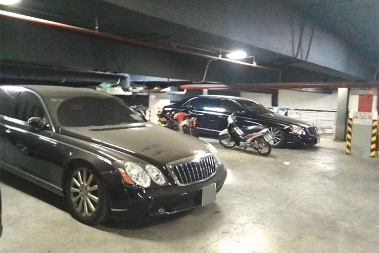 Loạt hình ảnh chiếc xe siêu sang Maybach nằm phủ bụi tại một garage ở Hà Nội, mới đây khi xuất hiện trên mạng xã hội đã khiến không ít người mê xe xót xa. Được biết chiếc xe sang "hàng hiếm" này từng có giá bán không dưới 1 triệu USD tại thị trường Việt Nam