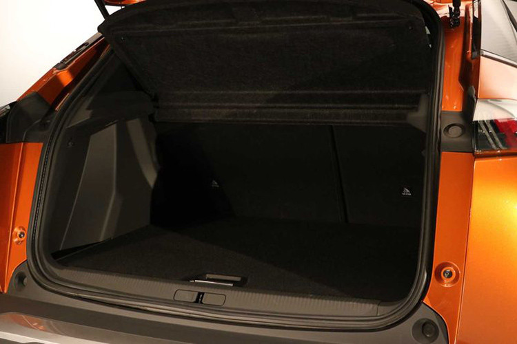 Sức mạnh này đến từ một bộ pin 50kWh, cung cấp phạm vi hoạt động khoảng 312 km. Nếu dùng ổ sạc 100kW, e-2008 có thể sạc lên 80% trong vòng 30 phút. Về mặt động cơ đốt trong, Peugeot 2008 2020 có máy xăng PureTech 1.2 lít 3 xi-lanh, cho công suất 100 mã lực, 130 mã lực hoặc 155 mã lực. Một lựa chọn khác là động cơ dầu diesel BlueHDI 1.5 lít 4 xi-lanh sản sinh công suất 100 hoặc 130 mã lực.