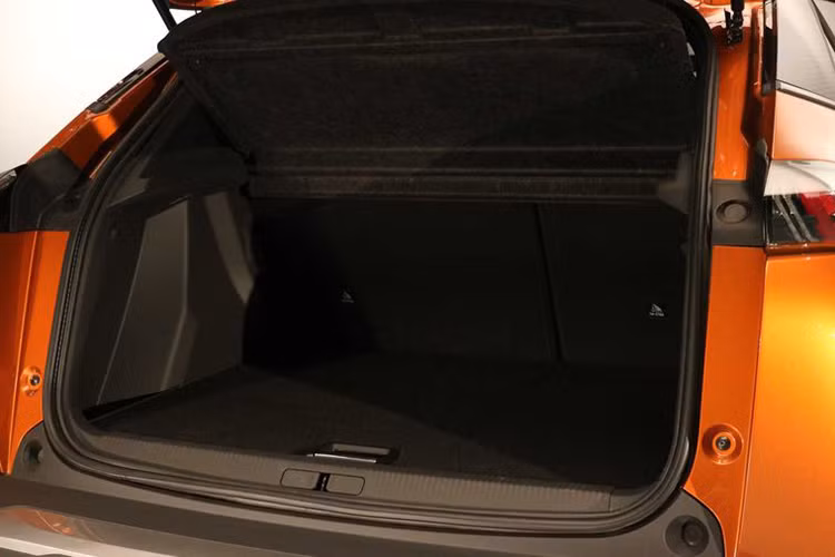 Sức mạnh này đến từ một bộ pin 50kWh, cung cấp phạm vi hoạt động khoảng 312 km. Nếu dùng ổ sạc 100kW, e-2008 có thể sạc lên 80% trong vòng 30 phút. Về mặt động cơ đốt trong, Peugeot 2008 2020 có máy xăng PureTech 1.2 lít 3 xi-lanh, cho công suất 100 mã lực, 130 mã lực hoặc 155 mã lực. Một lựa chọn khác là động cơ dầu diesel BlueHDI 1.5 lít 4 xi-lanh sản sinh công suất 100 hoặc 130 mã lực.