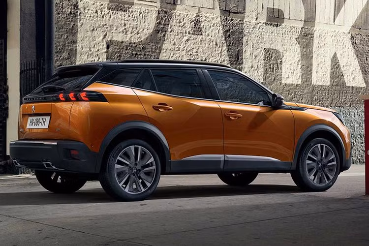 Về kích thước, 2008 mới lớn hơn một chút so với mẫu xe tiền nhiệm, chiều dài tổng thể của xe tăng tới 140mm, trục cơ sở cũng được kéo dài hơn. Điều này trực tiếp cung cấp cho 2008 mới một không gian nội thất rộng rãi hơn, hành khách phía sau sẽ có chỗ duỗi chân thoải mái hơn, băng ghế đủ rộng cho ba người lớn ngồi mà vẫn thoải mái.