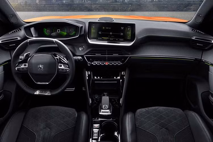 Đối với nội thất, khoang cabin của mẫu xe SUV Peugeot 2008 2020 mới vô cùng quen thuộc, vì nó giống với 208 mới, tất nhiên các chi tiết trong xe đều đã được cải thiện hơn so với đời trước. Xe được trang bị màn hình kỹ thuật số kép, một trong cụm đồng hồ đo, và một để hiển thị thông tin giải trí, cả hai đều được bao bọc bởi viền crôm.