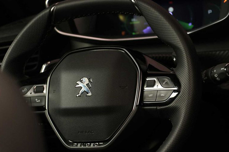 Peugeot 2008 mới sẽ có bốn lựa chọn khi mua hàng: Active, Allure, GT Line, và GT. Tất cả đều sử dụng động cơ xăng hoặc dầu diesel, chỉ riêng phiên bản e-2008 chạy điện hoàn toàn là không dùng động cơ thông thường.