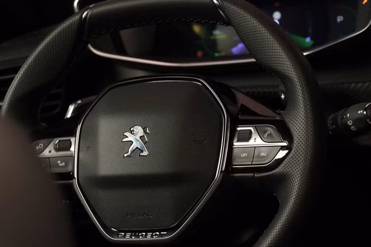 Peugeot 2008 mới sẽ có bốn lựa chọn khi mua hàng: Active, Allure, GT Line, và GT. Tất cả đều sử dụng động cơ xăng hoặc dầu diesel, chỉ riêng phiên bản e-2008 chạy điện hoàn toàn là không dùng động cơ thông thường.