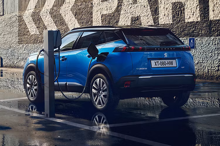 Dù sử dụng hệ truyền động nào, Peugeot 2008 mới cũng được trang bị nhiều hệ thống hỗ trợ lái và an toàn, ví dụ như Drive Assist, bộ công nghệ này bao gồm kiểm soát hành trình thích ứng và hệ thống cảnh báo chệch làn với hỗ trợ hiệu chỉnh vô lăng. Ngoài ra, xe còn có hệ thống giám sát điểm mù, phanh khẩn cấp tự động và đèn pha chiếu sáng thích ứng.