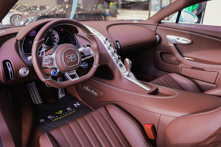 Khoang lái của Bugatti Chiron Vainqueur de Coeur được mô tả là vô cùng sang trọng với nội thất bọc da, nhiều chi tiết được khâu tay bằng chỉ trắng hay ốp sợi carbon nhám, dòng chữ Vainqueur de Coeur xuất hiệ trên tựa đầu của ghế ngồi.