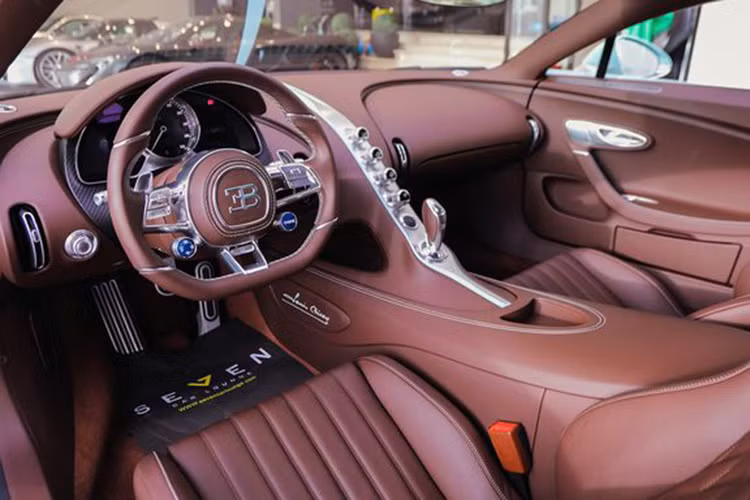 Khoang lái của Bugatti Chiron Vainqueur de Coeur được mô tả là vô cùng sang trọng với nội thất bọc da, nhiều chi tiết được khâu tay bằng chỉ trắng hay ốp sợi carbon nhám, dòng chữ Vainqueur de Coeur xuất hiệ trên tựa đầu của ghế ngồi.