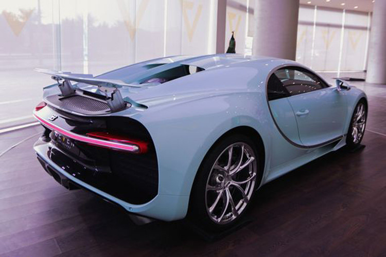 Điểm nhận biết chiếc siêu xe Bugatti Chiron độc nhất vô nhị này chính là dòng chữ Vainqueur de Coeur được đặt ở dưới cánh gió đuôi.