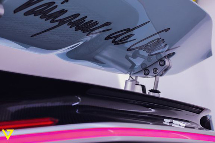 Một trong những chi tiết bắt mắt nhất của Bugatti Chiron Vainqueur de Coeur chính là viền crom chữ C ở phần thân xe cùng con số 10 đặt ngay ngắn ở đầu xe. Ngoài ra, tấm ngăn ở hốc hút gió phía trước xe cũng được bọc crom.