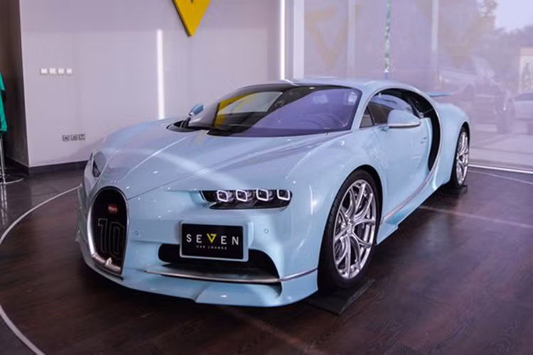 Bên cạnh dòng chữ " Vainqueur de Coeur " mang ý nghĩa "Kẻ chiếm lấy trái tim" đặt ở cánh gió thể thao phía sau, các nhà thiết kế cũng đem dòng chữ này đặt vào khoang nội thất như một lời tuyên bố đây chính là chiếc xe đặc biệt nhất.