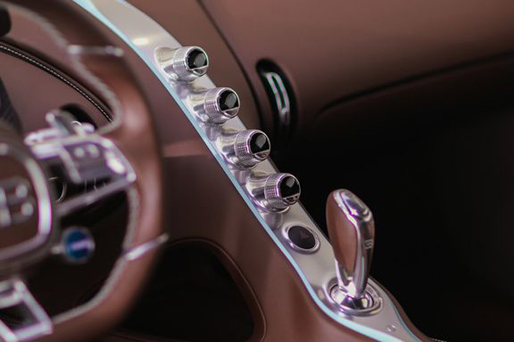 Theo một số thông tin, phiên bản đặc biệt Vainqueur de Coeur mang trên mình khối động cơ W16, dung tích 8.0l, tăng áp kép, công suất tối đa 1.500 mã lực, mô-men xoắn cực đại đạt 1.600 Nm tương tự siêu phẩm Bugatti La Voiture Noire.