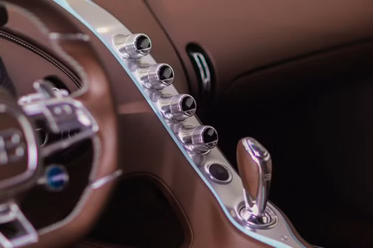 Theo một số thông tin, phiên bản đặc biệt Vainqueur de Coeur mang trên mình khối động cơ W16, dung tích 8.0l, tăng áp kép, công suất tối đa 1.500 mã lực, mô-men xoắn cực đại đạt 1.600 Nm tương tự siêu phẩm Bugatti La Voiture Noire.