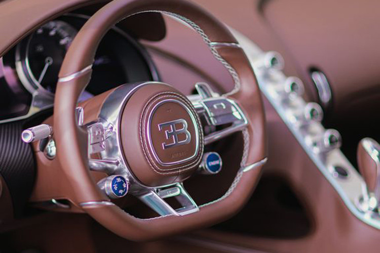 Vô lăng thể thao bọc da với điểm nhấn là các dải crom.