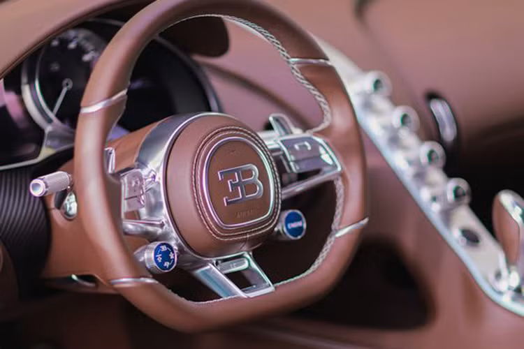 Vô lăng thể thao bọc da với điểm nhấn là các dải crom.