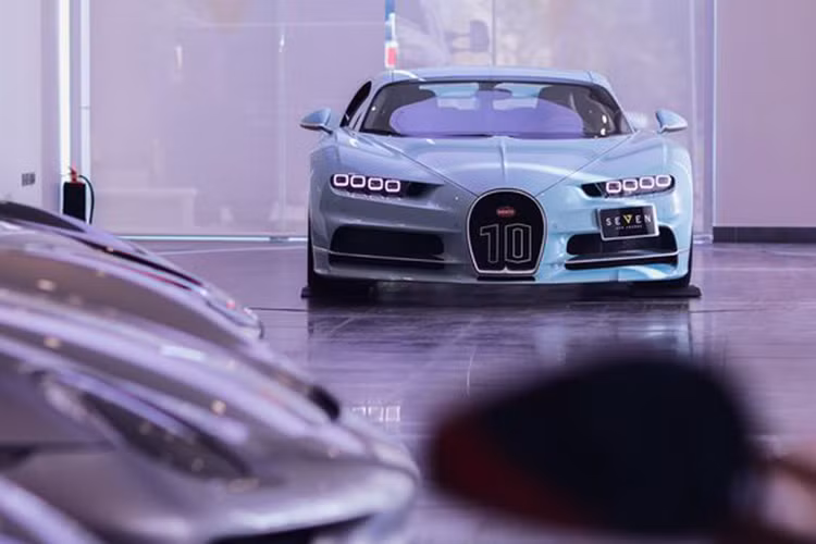 Không chỉ nổi bật với màu sơn Light Blue lạ mắt, Bugatti Chiron Vainqueur de Coeur còn gây ấn tượng với các lựa chọn cá nhân hóa cho người mua xe như tùy chọn nội thất, tùy chọn màu sơn..