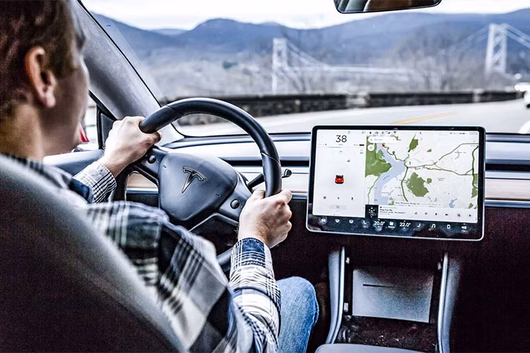 Tesla Model 3 đã được ra mắt vào cuối tháng 7/2017 vừa qua. Khi mới ra mắt tại thị trường Mỹ, xe có mức giá khởi điểm từ 35.000 USD - Tesla Model 3 đã tạo nên cơ sốt khi có đến hơn 500.000 đơn đặt hàng.