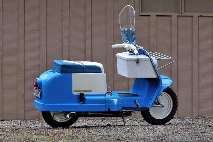 Đuôi xe Topper của Harley-Davidson được thiết kế dạng hình hộp với đèn hậu cỡ nhỏ phía sau, gác để chân có thể gập gọn. Xe cũng được trang bị an toàn với hệ thống phanh trống cho cả hai bánh. 