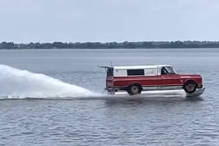 Chúng ta đã từng thấy những chiếc xe cũ được độ lại để trở thành xe đua drag, xe cắm trại, hoặc chuyển đổi sang chạy điện. Thế nhưng bạn đã bao giờ thấy một chiếc xe bán tải biến thành thuyền và đi được trên mặt nước chưa? Nghe thật quái đản nhưng chiếc Chevrolet C10 đời cũ trong bài viết này chính là bằng chứng.