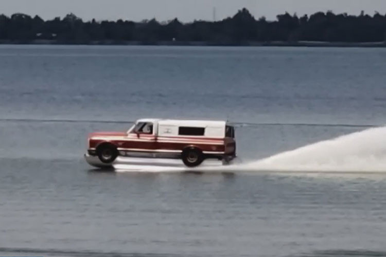 Như những gì thấy trong bài viết này, phương tiện lai tạo kỳ lạ này có thể di chuyển tốt trên mặt nước, nhưng quan trọng hơn cả là nếu nhìn từ xa, nó có thể đánh lừa người khác tưởng rằng đang thấy một chiếc xe bán tải chạy trên nước.