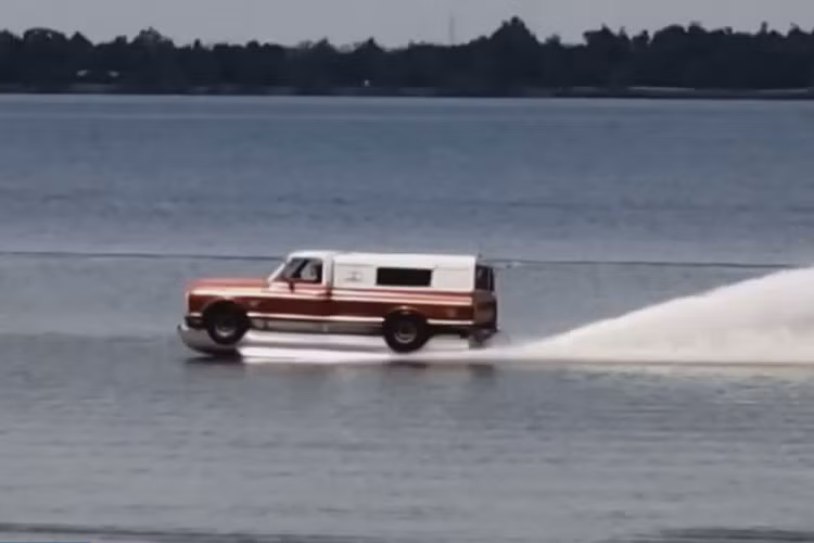 Như những gì thấy trong bài viết này, phương tiện lai tạo kỳ lạ này có thể di chuyển tốt trên mặt nước, nhưng quan trọng hơn cả là nếu nhìn từ xa, nó có thể đánh lừa người khác tưởng rằng đang thấy một chiếc xe bán tải chạy trên nước.