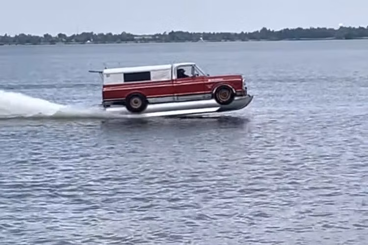 Theo những gì được biết, Farmtruck đã làm nên con thuyền độc nhất vô nhị của mình bằng một chiếc C10 cũ kỹ và một cặp phao lớn, trang bị một động cơ V8.