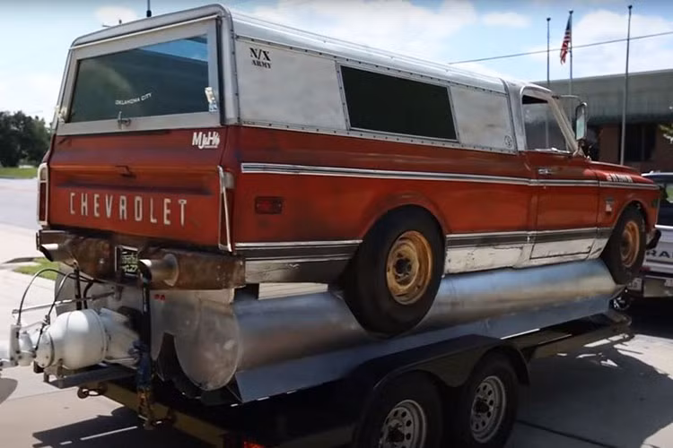 Đối với chiếc C10 độ thành thuyền, Farmtruck có ý định giữ bí mật cho tới khi chương trình TV mới của họ ra mắt. Thế nhưng cuối cùng, Farmtruck và đối tác AZN quyết định đăng tải một đoạn video về nó trên kênh YouTube của mình, và thậm chí trưng bày phương tiện ở ngoài trời cho bất cứ ai thích thú nhìn ngắm.