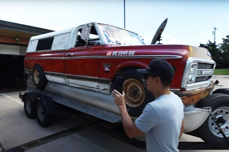 Với một chiếc Chevrolet C10 độ cực độc khác. Kể từ đó, Farmtruck đã tìm đến YouTube để lưu trữ và chia sẻ những dự án điên rồ của mình.