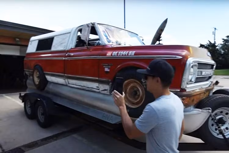 Với một chiếc Chevrolet C10 độ cực độc khác. Kể từ đó, Farmtruck đã tìm đến YouTube để lưu trữ và chia sẻ những dự án điên rồ của mình.