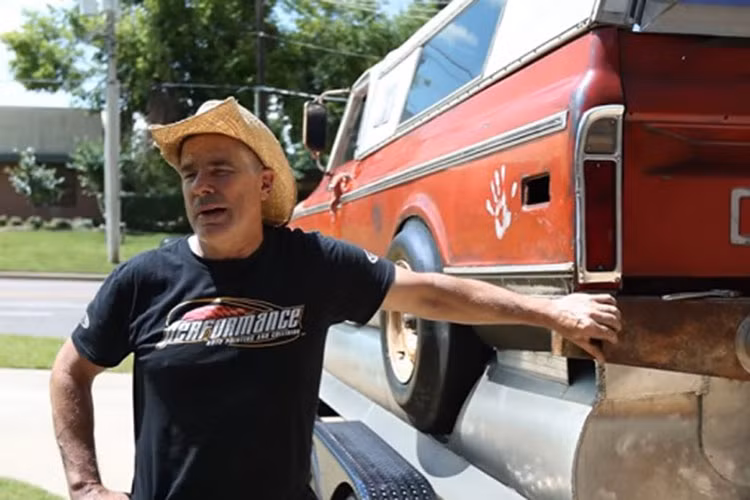 Cụ thể, chiếc xe bán tải Chevrolet C10 biết bơi này đã được biến đổi thành thuyền, nó thuộc về một người đàn ông có biệt danh “Farmtruck”, người từng xuất hiện trên chương trình Discovery Channel gọi là "Street Outlaws"