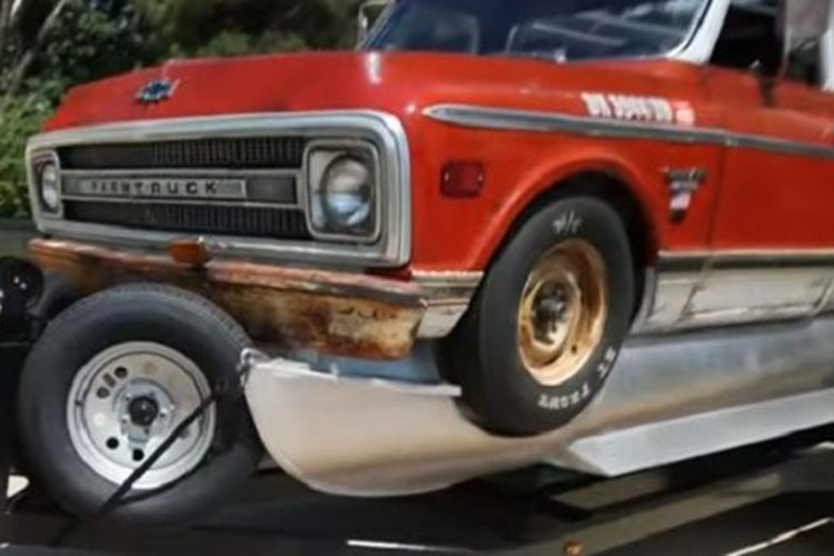 Dự án này lẽ ra phải được giữ bí mật cho tới khi nó có màn ra mắt hoành tráng trên TV. Đúng vậy, chiếc xe này đã có “vận mệnh” trở thành một chiếc xe nổi tiếng trên truyền hình, nhưng nó đã bỏ qua bước đó với sự giúp đỡ của internet và một người ngư dân nhanh tay quay phim chiếc xe Chevrolet C10 lai thuyền kỳ lạ.