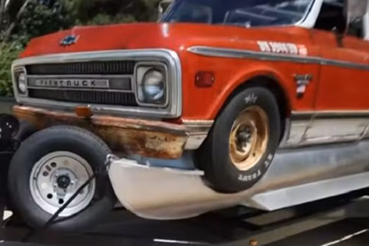 Dự án này lẽ ra phải được giữ bí mật cho tới khi nó có màn ra mắt hoành tráng trên TV. Đúng vậy, chiếc xe này đã có “vận mệnh” trở thành một chiếc xe nổi tiếng trên truyền hình, nhưng nó đã bỏ qua bước đó với sự giúp đỡ của internet và một người ngư dân nhanh tay quay phim chiếc xe Chevrolet C10 lai thuyền kỳ lạ.